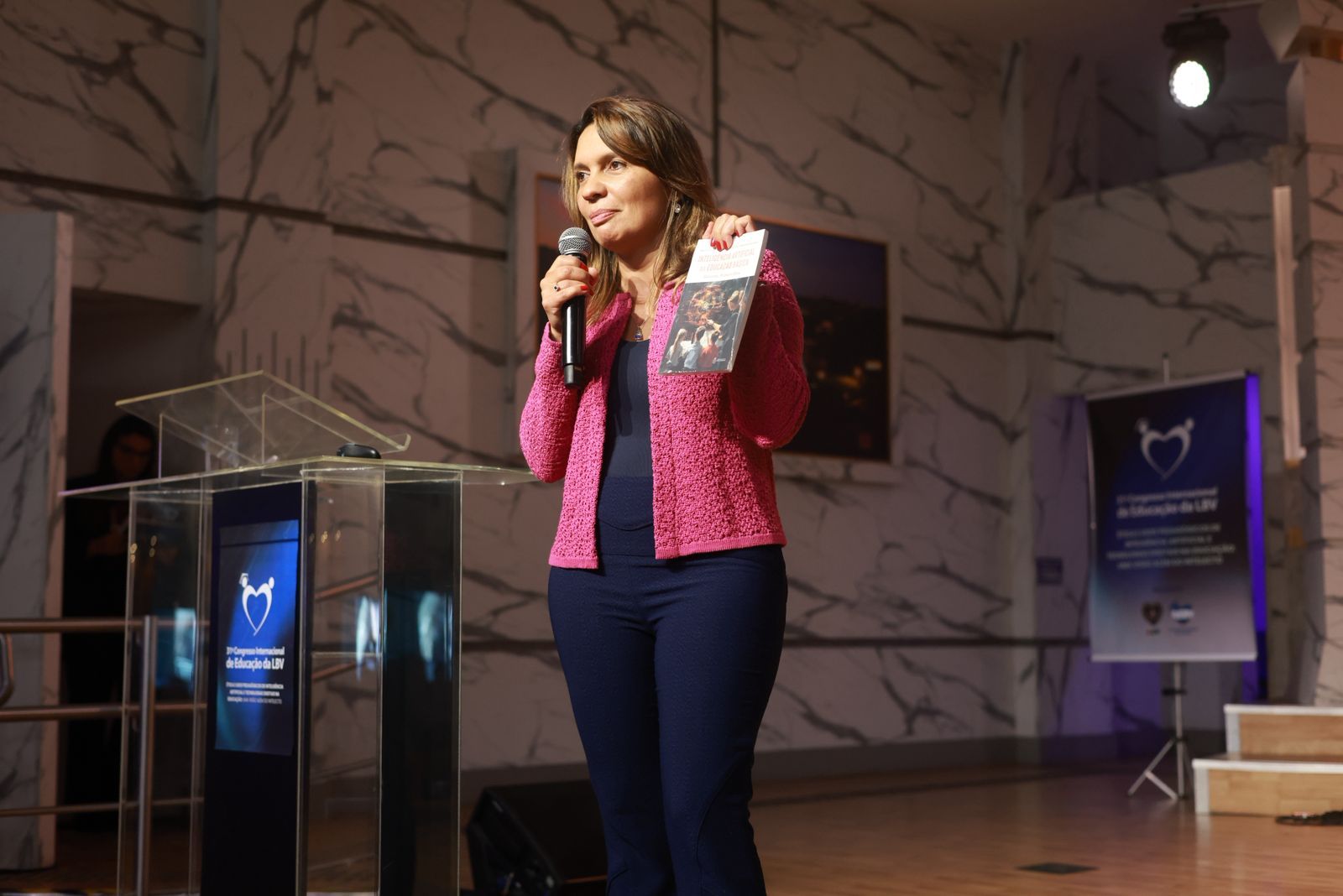 Joice Lopes Leithe em palestra sobre educação e tecnologia